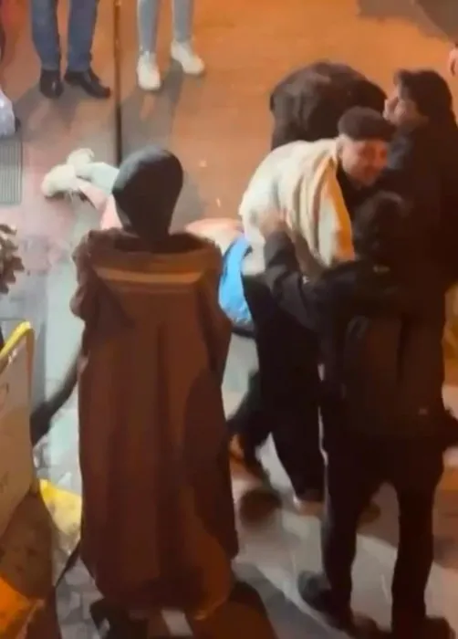 İstanbul Taksim’de ABD’li kadının yaptıklarını görenler şaştı kaldı: Önüne çıkan her erkeğe…