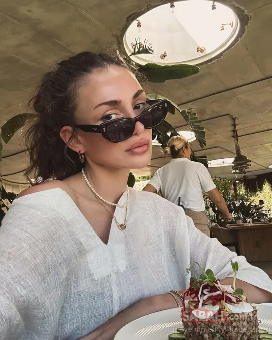 Şarkıcı Emina Jahovic’ten yürek burkan gelen itiraf! Yokluk içinde yaşadım, domatese hasret büyüdüm
