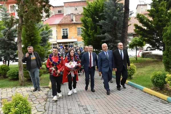 avrupa-sampiyonu-ozdenura-corumda-coskulu-karsilama-1779124851018.jpg