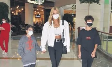 Oğullarıyla gezintide