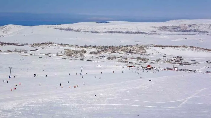 Van Gölü manzaralı profesyonel kayak pisti açıldı