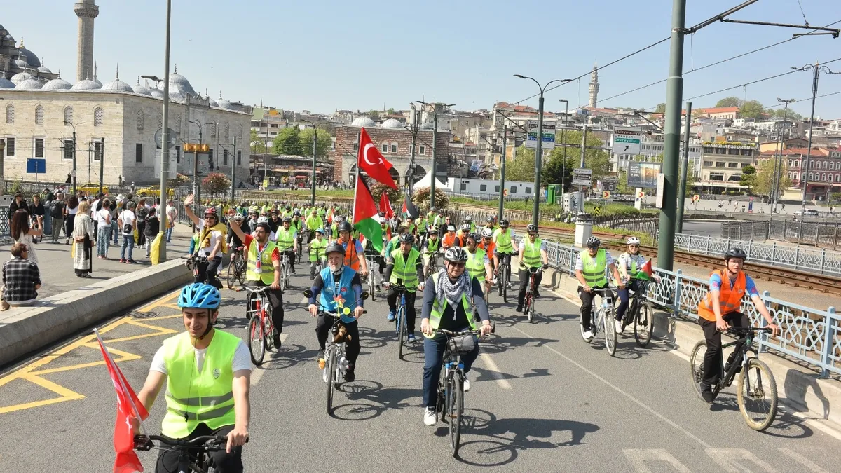 Küresel Sumud Filosu ve katledilen 21 bin anne için bisiklet turu Küresel Sumud Filosu ve katledilen 21 bin anne için bisiklet turu