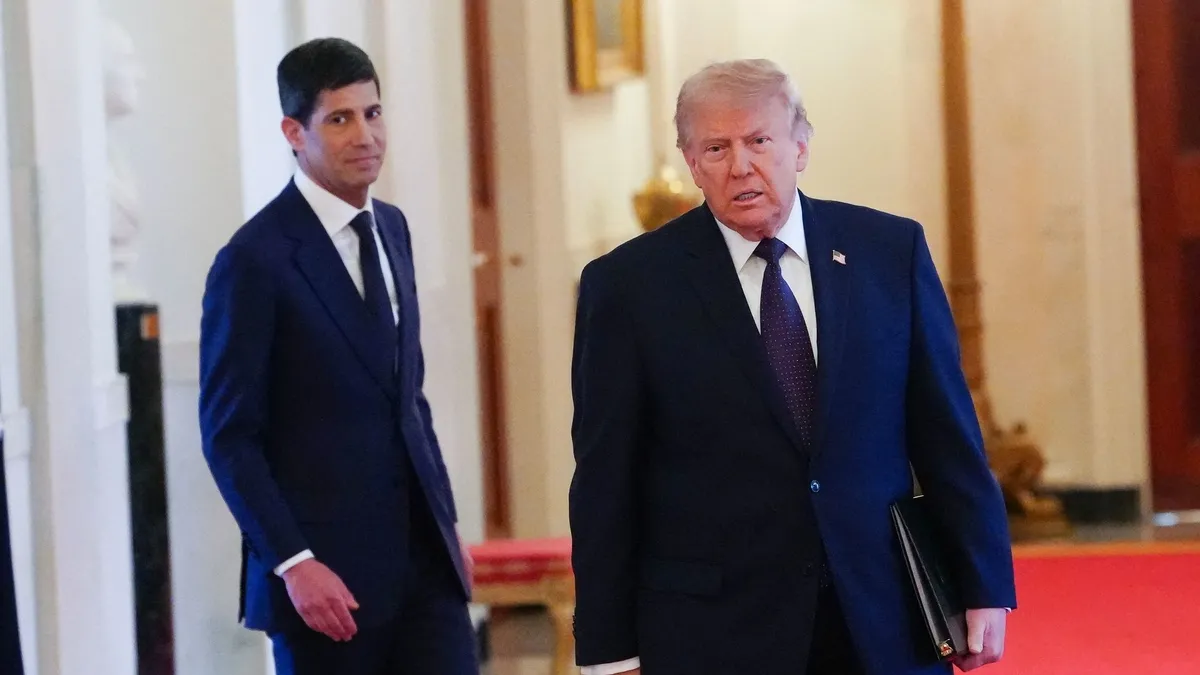 Kevin Warsh resmen Fed Başkanı oldu! Trump: Yakında faiz oranları düşecek Kevin Warsh resmen Fed Başkanı oldu! Trump: Yakında faiz oranları düşecek