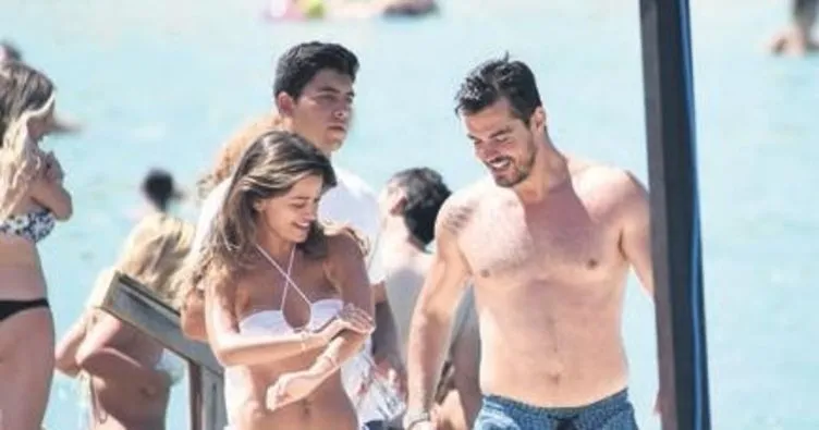 Sevgilisi ve ailesi ile tatilde