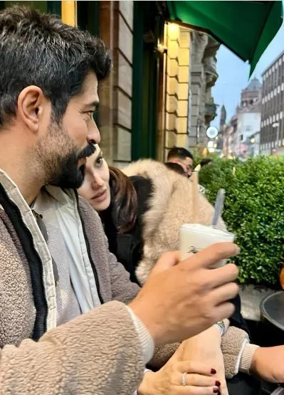 Fahriye Evcen ve Burak Özçivit’ten aşk pozu! Fahriye Evcen ve Burak Özçivit tatilde el ele göz göze!
