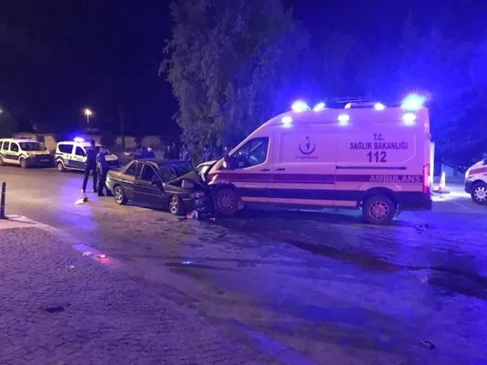 Ambulans ile otomobil çarpıştı: 1 ölü, 6 yaralı