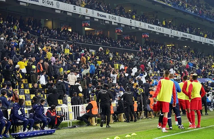 Son dakika: Kadıköy’de Aziz Yıldırım tezahüratları! Ali Koç’a isyan bayrağını çektiler, stadyumdan zor ayrıldı...