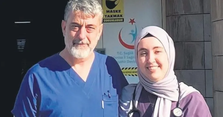 Doktor kız hemşire babasıyla çalışıyor