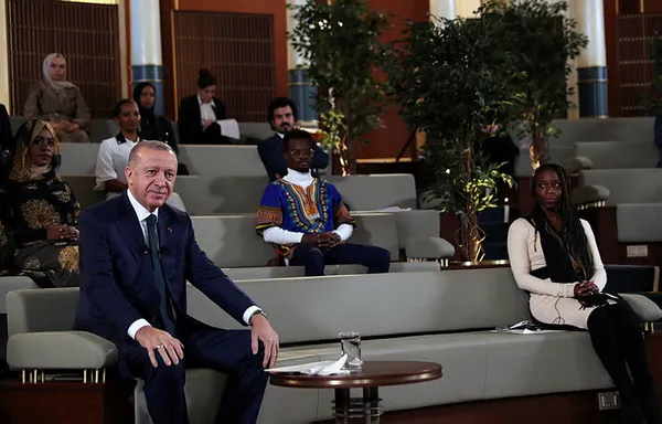baskan-erdogan-afrikali-genclerle-bulustu-enflasyon-yine-inecek-1639924279979.jpg