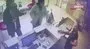 Kedi kumu paketi delik çıkınca kargo şirketini basıp çalışanların üzerine döktü! | Video