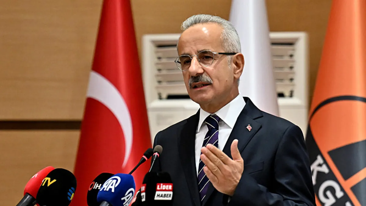 Ankara-Kırıkkale-Delice ve Antalya-Alanya otoyol projelerinin yapımı için imzalar atıldı Ankara-Kırıkkale-Delice ve Antalya-Alanya otoyol projelerinin yapımı için imzalar atıldı