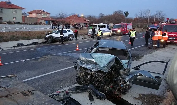 Uşak’ta iki otomobil kafa kafaya çarpıştı: 1 ölü, 2 yaralı