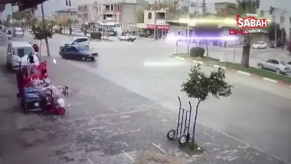 Kaldırımda servis bekleyen öğrencilerin kazadan kıl payı kurtulması kamerada | Video