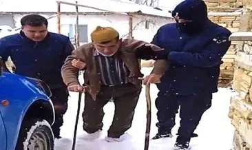 Karda mahsur kalan 80 yaşındaki şehit babasını jandarma kurtardı #kutahya