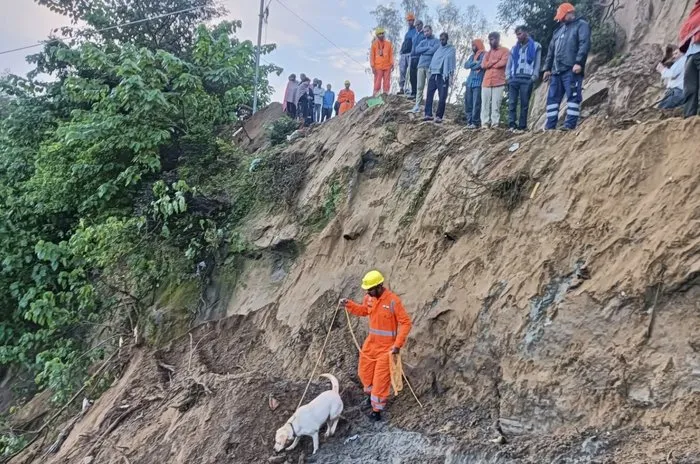 Hindistan’da otobüs heyelana kapıldı: Yolcular toprak altında kaldı
