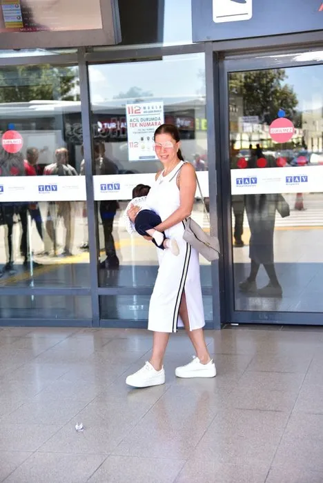 Ebru Yaşar’ın bebeğini taşıma şekli olay oldu!
