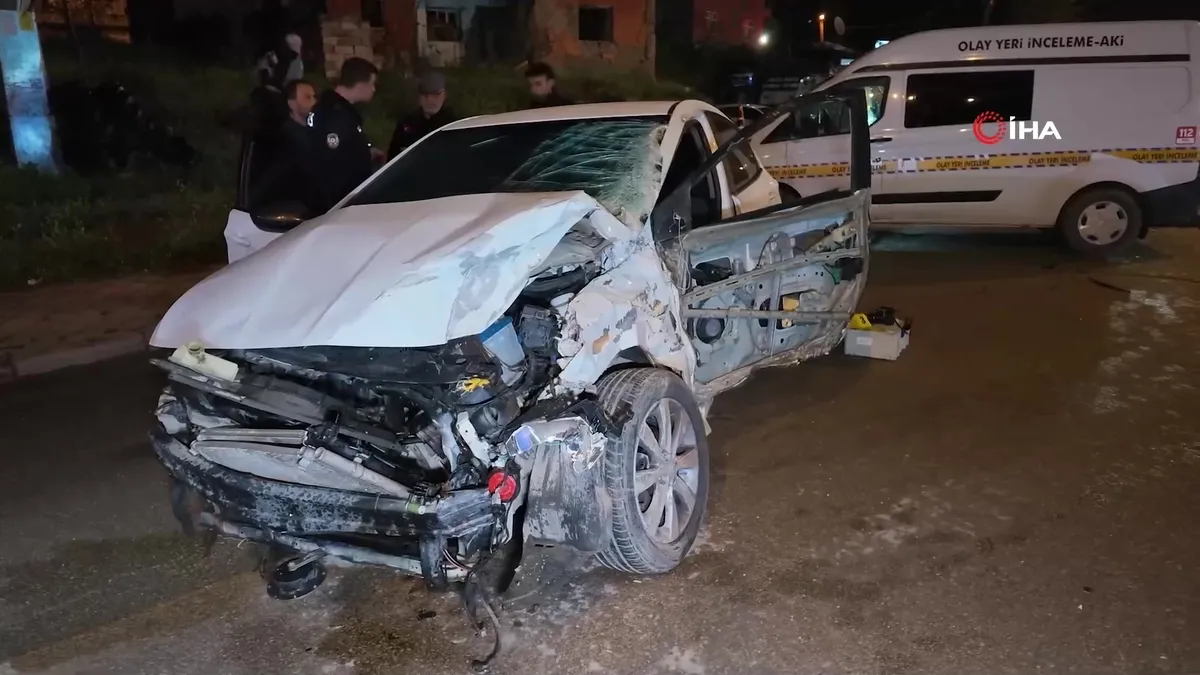 Kontrolden çıkan otomobil, park halindeki çekiciye çarptı: 1 ölü, 1 yaralı | Video videosunu izle Kontrolden çıkan otomobil, park halindeki çekiciye çarptı: 1 ölü, 1 yaralı | Video videosunu izle