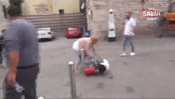 Taksim Meydanı'nda kızların omuz atma kavgası kamerada