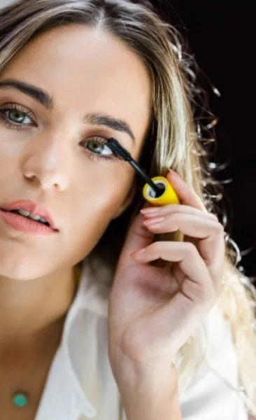Göz makyajı yaparken dikkat