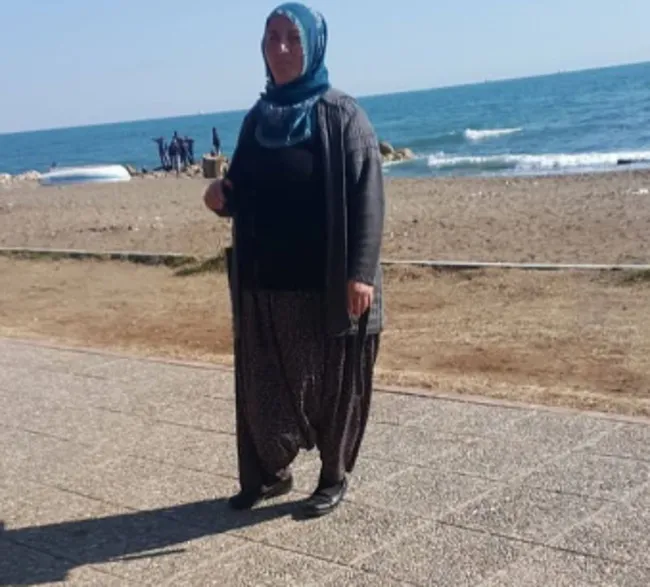 aksarayda-kahreden-olum-4-cocuk-annesinin-uzerine-agac-devrildi-1777650652868.jpeg