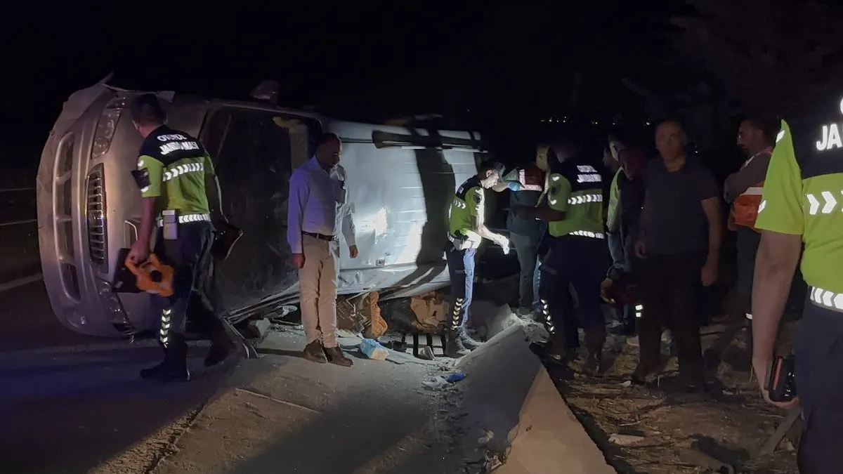 Gaziantep’te feci kaza! Lastiği patlayan minibüs takla attı: 2 ölü, 1'i ağır 11 yaralı