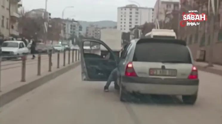Trafikte akılalmaz olay! Seyir halindeki aracın sürücüsünü darp etti | Video