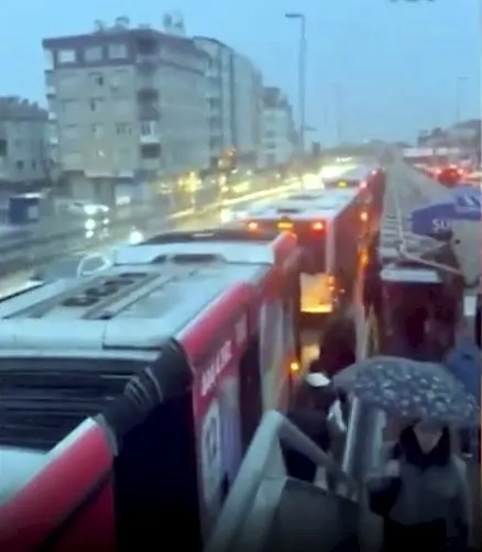avcilarda-metrobus-arizasi-nedeniyle-seferler-aksadi-duraklarda-yogunluk-yasandi-1764592170052.jpg