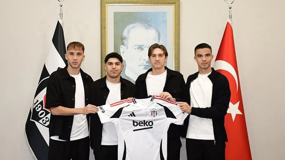 Beşiktaş’tan 4 genç futbolcuya profesyonel sözleşme Beşiktaş’tan 4 genç futbolcuya profesyonel sözleşme