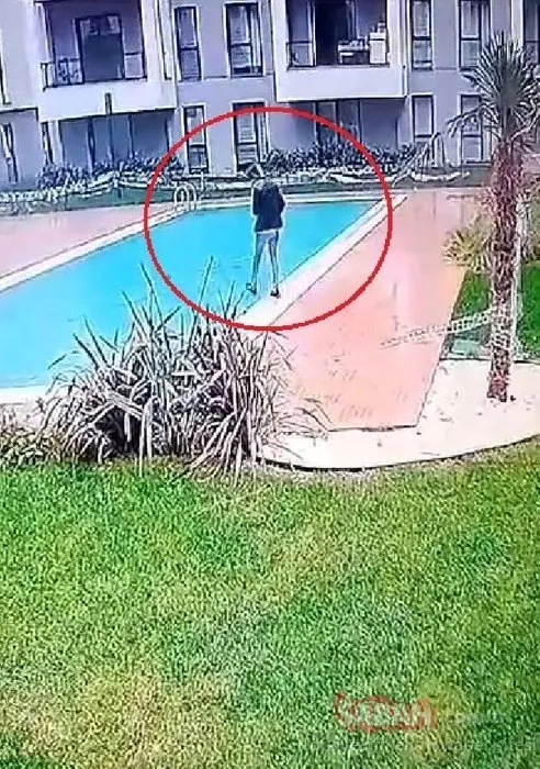 Dalgın kurye teslimat için gittiği evde havuza düştü! O anlar kameralara böyle yansıdı