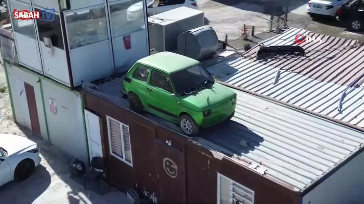 Arkadaşının emanet arabasına zarar gelmesin diye forkliftle konteynerin üzerine koydurdu | Video