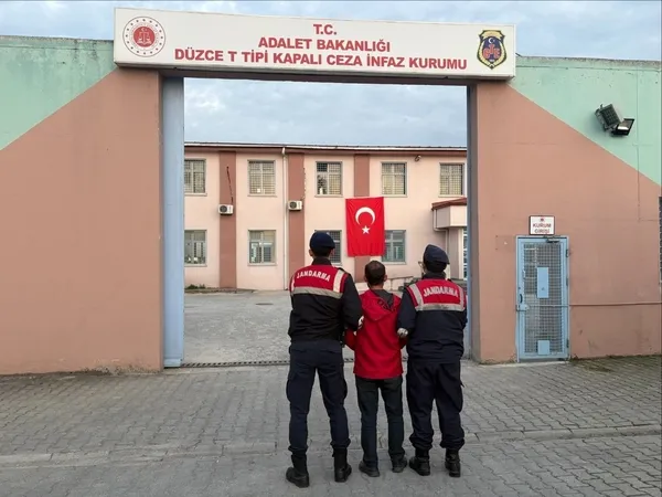 duzcede-jandarma-ekipleri-aranan-65-sahsi-yakaladi-1763631188931.jpg
