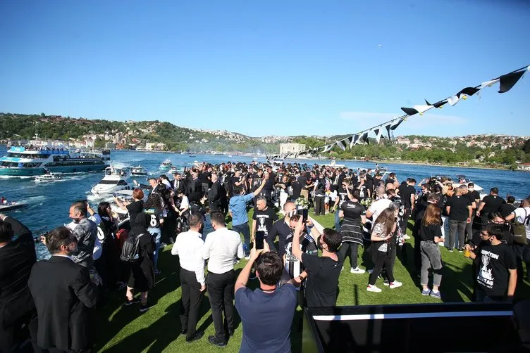İstanbul Boğazı siyah beyaz! Beşiktaş şampiyonluğun tadını çıkarıyor...