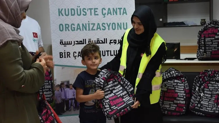 Kudüslü çocuklara okul çantası dağıtıldı