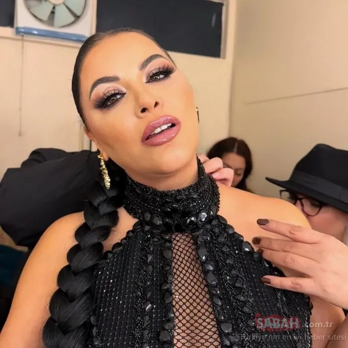 Türkücü Zara merhum Volkan Konak’ı andığı konserinde duygusal anlar yaşattı! Bugün de sahnemdeydin...