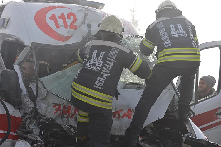 SON DAKİKA... Erzurum’da kaza ihbarına giden ambulans TIR’a çarptı: 3 sağlık görevlisi yaralandı!