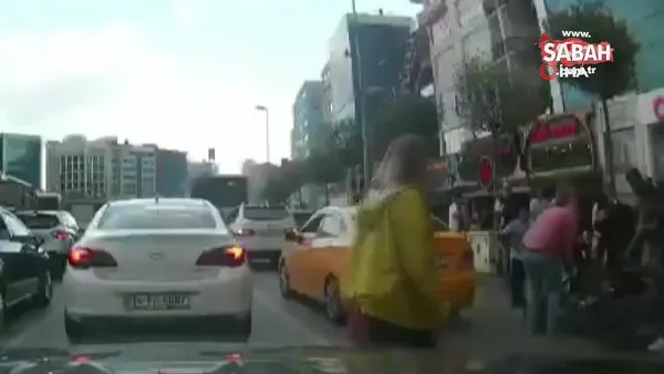Mecidiyeköy’de motosikletlinin kadına çarpma anı kamerada