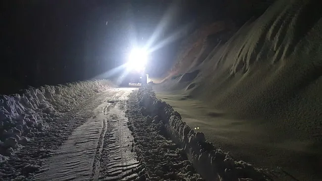 hakkari-yuksekovada-kar-nedeniyle-kapanan-yollar-acildi-4-hasta-saglik-ekiplerine-teslim-edildi-1735335069867.jpeg