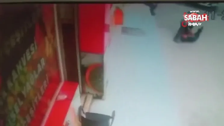 Şakalaşan çocuklar otomobilin altında kaldı: Korkunç kaza kamerada