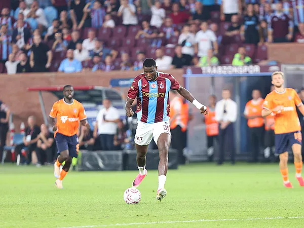 canli-super-ligde-trabzonspor-basaksehir-maci-goller-pes-pese-penalti-karari-1787504014364.jpeg