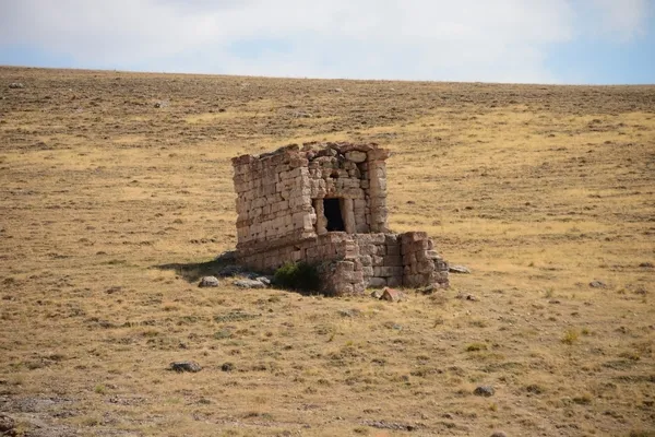 kayseride-bir-800-yillik-gizemli-anit-mezar-1790493620589.jpg