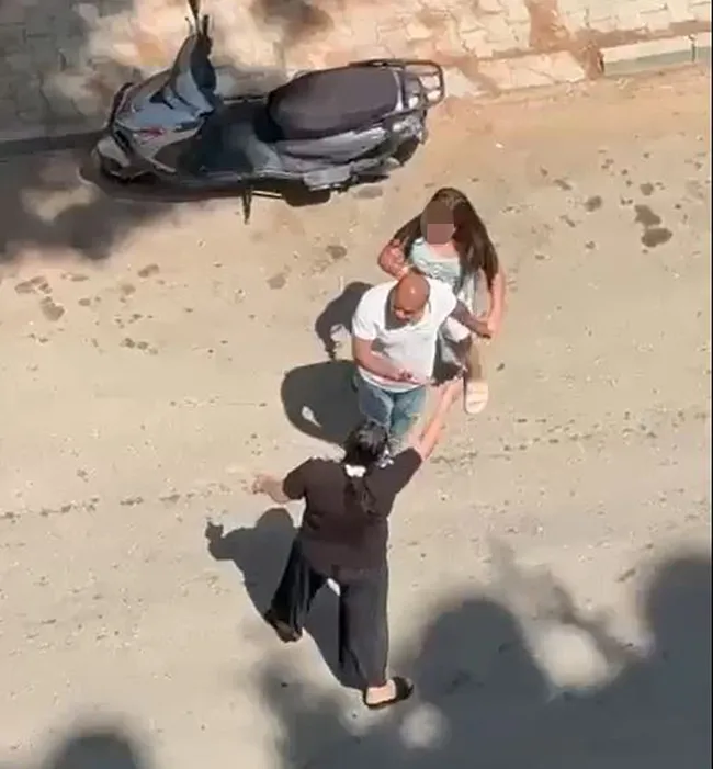 kizini-bicakla-kovalayan-annenin-ifadesi-ortaya-cikti-sebebi-herkesi-soke-etti-1756030621098.jpeg Kızını bıçakla kovalayan annenin ifadesi ortaya çıktı: Sebebi herkesi şoke etti!