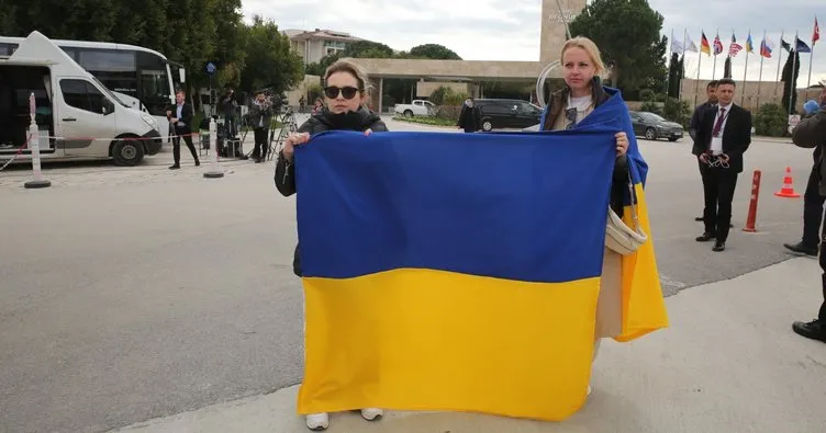 Ukraynalı kadınlar Dmitro Kuleba’ya destek için bayrak açtı
