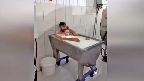 Son dakika! Konya'da süt fabrikasında iğrenç skandal! İşçinin süt banyosu görüntüleri sosyal medyada olay oldu | Video