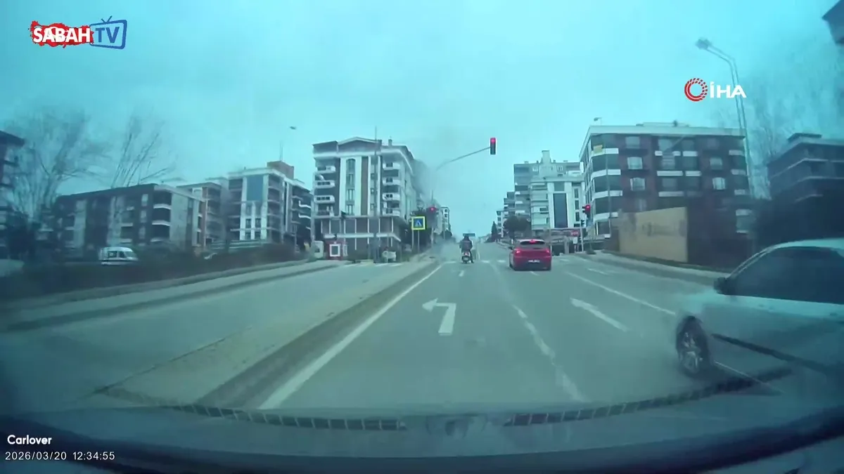 Trafikte tehlikeli hareketler araç kamerasında | Video videosunu izle Trafikte tehlikeli hareketler araç kamerasında | Video videosunu izle