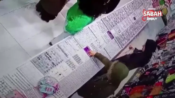 Bijuteri dükkanında ilginç hırsızlık! Yüzükleri ağzına koyarak böyle çaldı | Video
