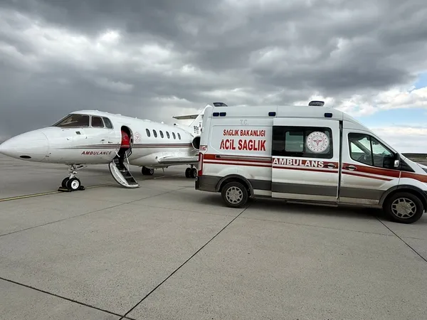 agrida-dunyaya-gelen-premature-bebek-ambulans-ucakla-elaziga-sevk-edildi-1777490878860.jpg