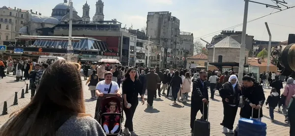 istanbul-bayramda-sokaga-tasti-1682175410960.jpeg
