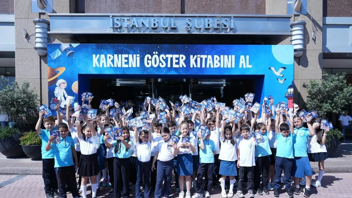 Türkiye İş Bankası'nın 'Karneni Göster Kitabını Al' kampanyası kapsamında bir çocuğun kitap aldığı görsel.