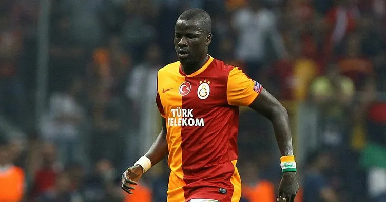 Galatasaray’ın eski yıldızı  Emmanuel Eboue çamaşırlarını elde yıkıyor!