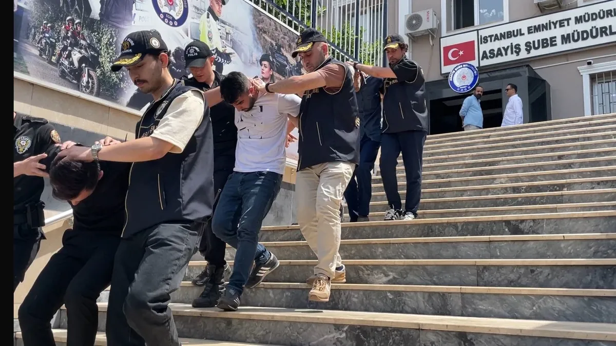 İstanbul'da havalimanı yolcularına yapılan soygun sonrası polis ekiplerinin çalışması